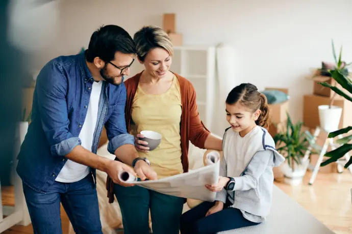 Photo représentant une famille qui regarde un plan